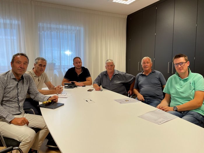 Foto: © lvh.apa Sechs Männer sitzen an einem Konferenztisch in einem Büroraum