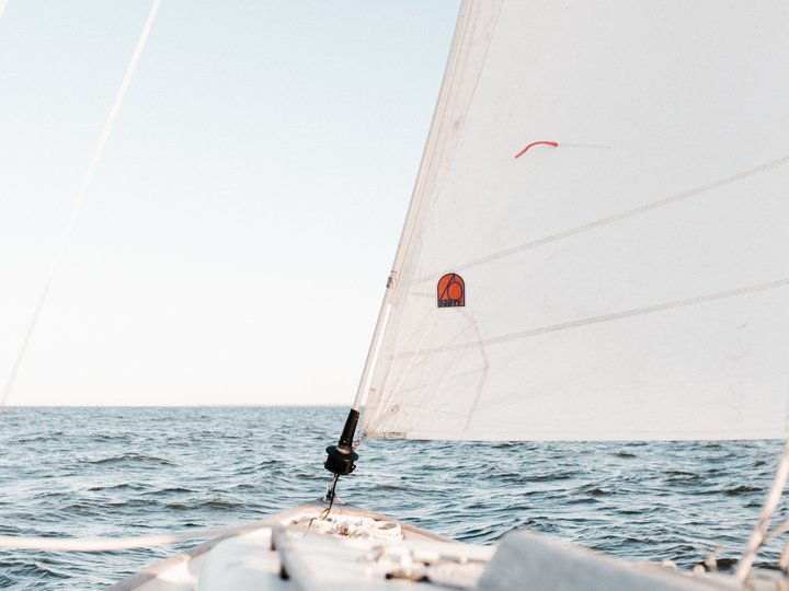 Workshop Vista da una barca a vela sul mare con cielo limpido