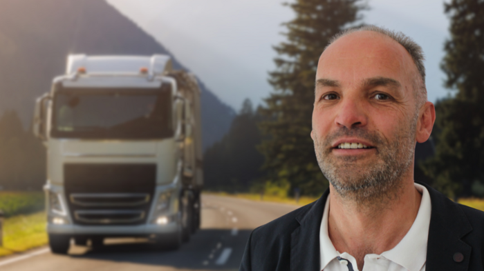 Lösung für Reschenpass-Sperre Mann steht vor einem LKW auf einer Landstraße mit Bergen im Hintergrund