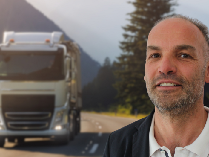 Lösung für Reschenpass-Sperre Mann steht vor einem LKW auf einer Landstraße mit Bergen im Hintergrund