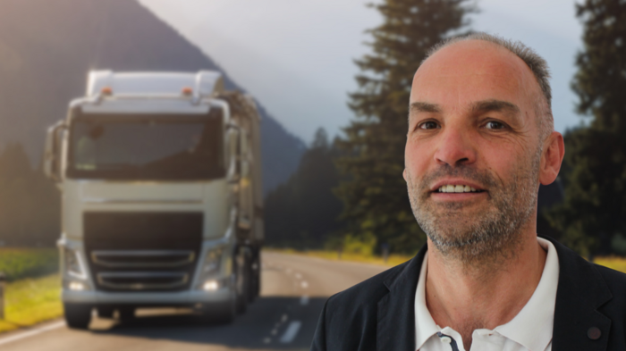 Soluzioni per il Passo Resia Uomo davanti a un camion su una strada di campagna con montagne sullo sfondo