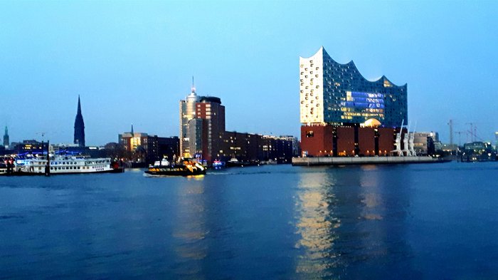 Die Althandwerker besuchen Hamburg Hamburger Hafen mit Elbphilharmonie bei Abendlicht und Schiffen im Wasser