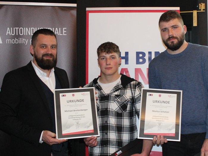 Die Metzger/innen im lvh blicken auf ein erfolgreiches Jahr 2023 zurück Drei Männer halten Urkunden bei einer Auszeichnung mit Bannern im Hintergrund