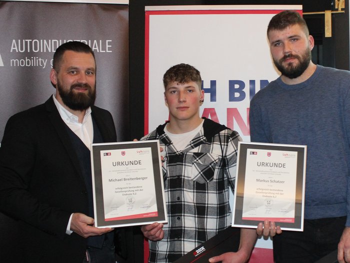 I macellai di lvh.apa guardano con soddisfazione ai successi del 2023 Tre uomini tengono certificati durante una cerimonia di premiazione con striscioni dietro