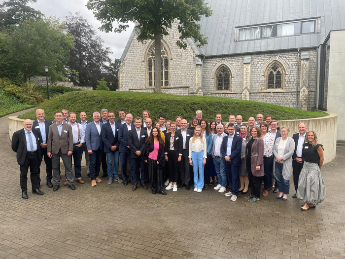 Europäisches Kammertreffen Gruppenfoto von Menschen vor einem Gebäude mit gotischen Fenstern