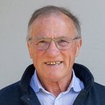 Klausen Porträt eines älteren Mannes mit Brille vor grauem Hintergrund