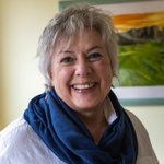 Oberpustertal Lächelnde ältere Frau mit kurzem grauen Haar und blauem Schal