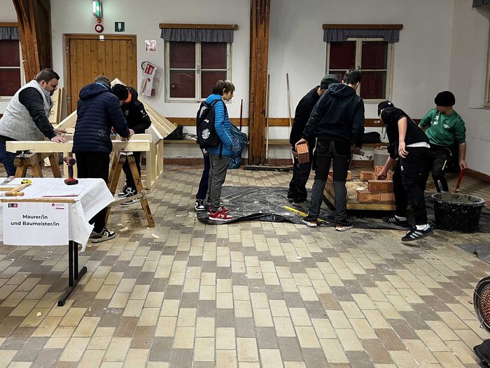 Una giornata all'insegna dell'artigianato: i giovani artigiani dell’Alta Valle Isarco la rendono possibile Adolescenti che lavorano come falegnami e muratori in officina