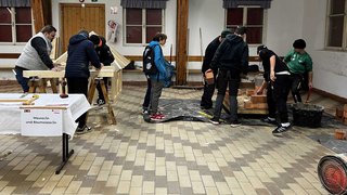 News Jugendliche bei Zimmerer- und Maurerarbeiten in einer Werkstatt