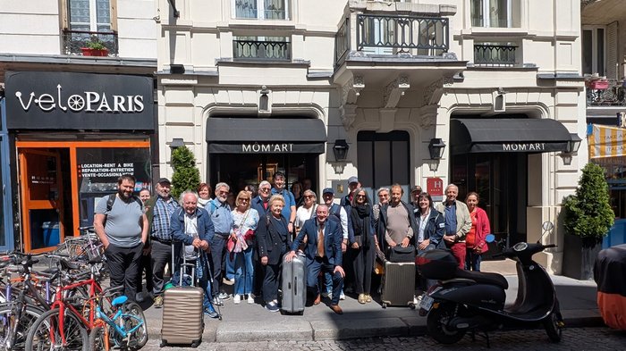 lvh-Seniorinnen und Senioren auf Frühlingsreise: Paris, mon amour! Gruppe von Touristen mit Koffern vor einem Hotel in Paris