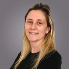 3-090-2509 Ritratto di una donna sorridente con capelli biondi lunghi su sfondo grigio
