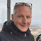 Dachdecker Porträt eines Mannes mit Brille auf dem Kopf und schwarzer Jacke