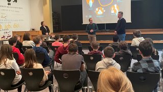 News Schulklasse hört Präsentation mit Projektionsfolie im Klassenraum