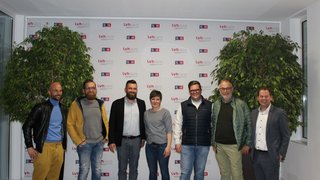 News Sieben Personen stehen vor einer Wand mit LVH-APA-Logos und Pflanzen