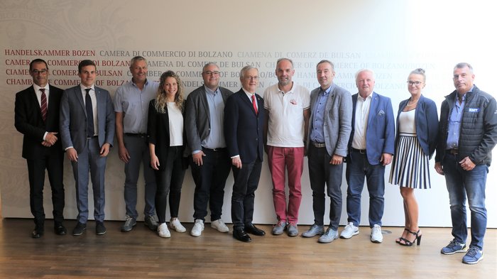 Visita inaugurale alla Camera di commercio di Bolzano Gruppo di undici persone davanti alla Camera di Commercio di Bolzano