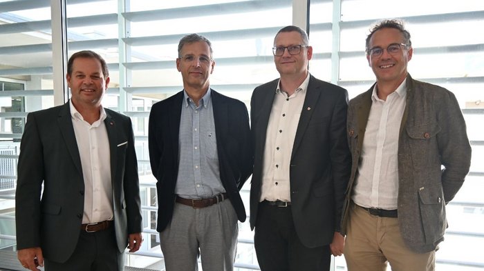 Visita inaugurale del gruppo Edilizia di lvh.apa all'Ordine degli Ingegneri: un passo verso un futuro condiviso Quattro uomini in giacca e camicia davanti a grandi finestre
