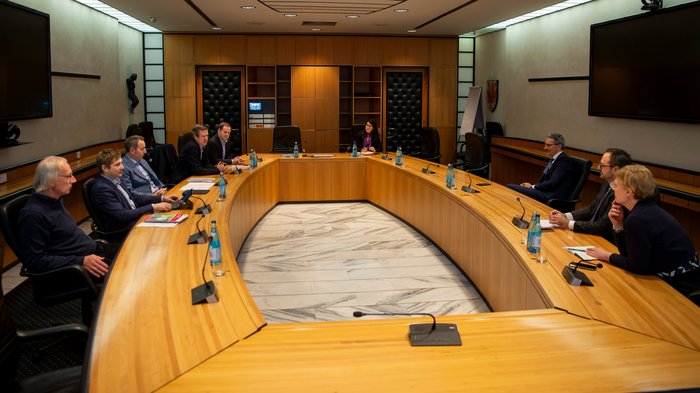 lvh-Spitze auf Antrittsbesuch bei Kompatscher und Galateo Menschen sitzen in einem Besprechungsraum an einem großen, ovalen Holztisch