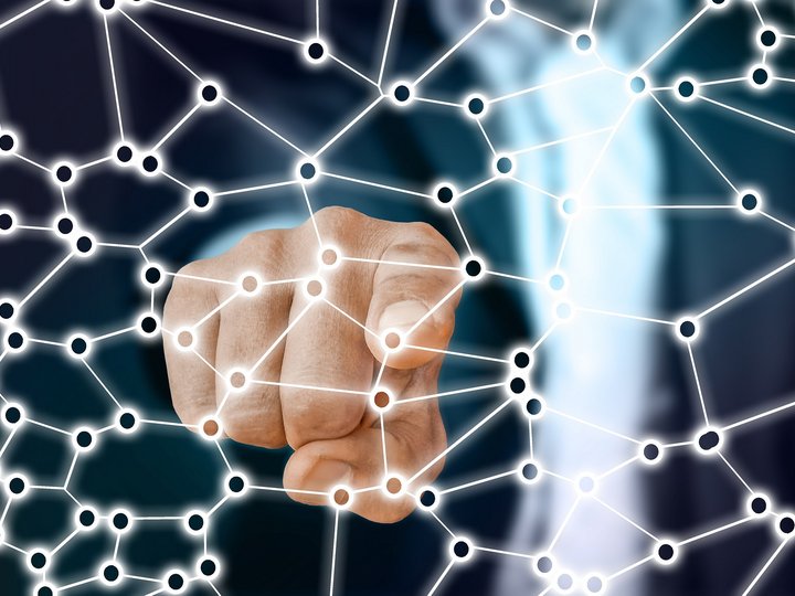 Appalti pubblici Mano che tocca rete digitale con punti e linee connesse