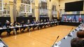 Brenner - Handelskammern von Bozen und Trient sowie die Transportverbände: Die Tiroler Fahrverbote sind längst überholt Große Sitzung mit mehreren Teilnehmern in einem Konferenzraum mit Fahnen