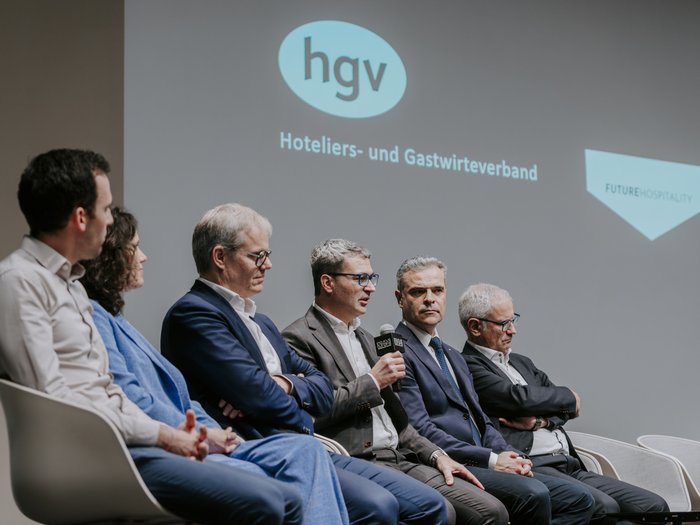 Anlaufstelle für Künstliche Intelligenz vorgestellt Paneldiskussion mit sechs Personen bei der Hoteliers- und Gastwirteverband Veranstaltung