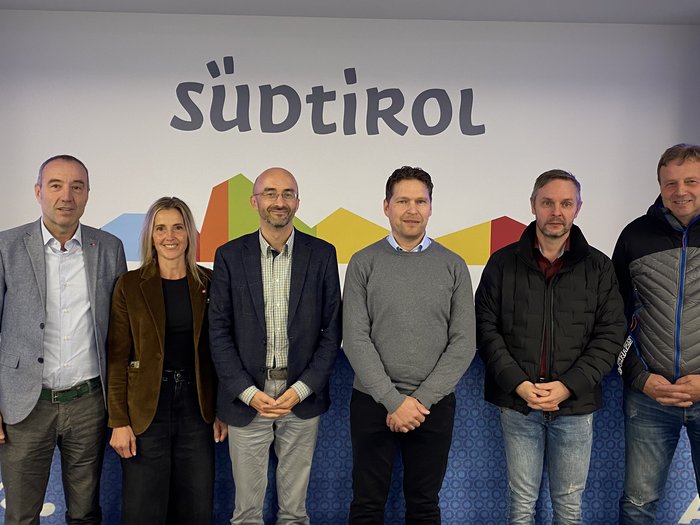 Lebendiges Handwerk im Pustertal Sechs Personen vor Südtirol-Logo bei einer Veranstaltung