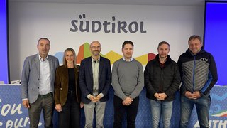 News Sechs Personen vor Südtirol-Logo bei einer Veranstaltung