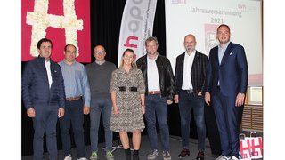 News Gruppe von sieben Personen bei der Jahresversammlung 2021 auf einer Bühne