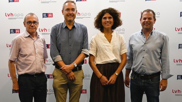 Neue Obfrau trifft Dieter Steger Vier Personen stehen vor einer Wand mit LVH APA Logos