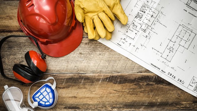Home Casco da cantiere, guanti, cuffie antirumore, maschera, occhiali protettivi e progetto su tavolo in legno