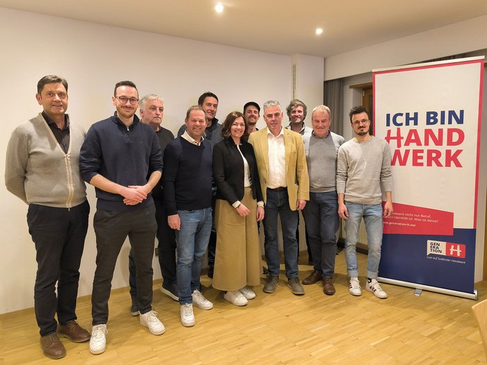 Handwerk am Ritten: Engagement, Nachwuchs und klare Perspektiven Gruppe von elf Personen posiert vor Banner mit Text Ich bin Handwerk