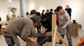 Una settimana intorno all‘artigianato Bambini partecipano a un laboratorio di muratura con mattoni e malta