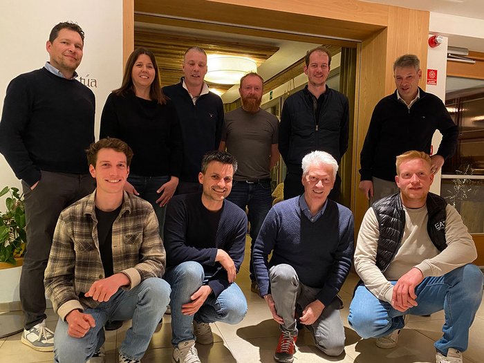 Handwerk in Wengen zeigt Stärke und Gestaltungswillen Gruppenfoto von zehn Personen in einem Innenraum mit Holzrahmen und Pflanzen