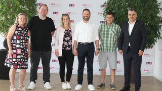 News Sechs Personen in einem Raum vor LVH-apa Banner posieren für Foto