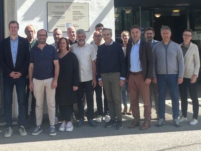 Treffpunkt Schule: lvh-Delegation besucht Berufsbildungszentrum Schlanders Gruppenbild vor dem Berufsbildungszentrum in der Sonne