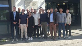 News Gruppenbild vor dem Berufsbildungszentrum in der Sonne