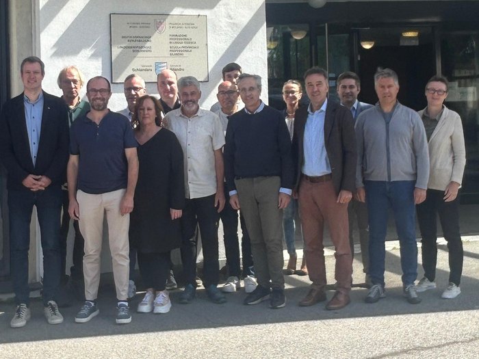 La scuola come punto d'incontro: una delegazione di lvh.apa visita il Centro di formazione professionale di Silandro Foto di gruppo davanti al centro di formazione professionale al sole