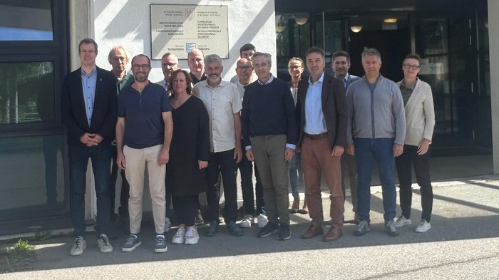 Treffpunkt Schule: lvh-Delegation besucht Berufsbildungszentrum Schlanders Gruppenbild vor dem Berufsbildungszentrum in der Sonne