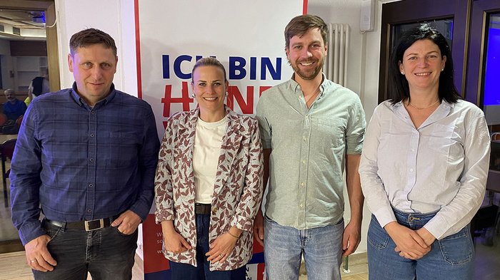 Einladung zur Tagung: „Wir haben’s geschafft!“ Inklusion in der Arbeitswelt Vier Personen vor einem Banner mit der Aufschrift Ich bin Heimat