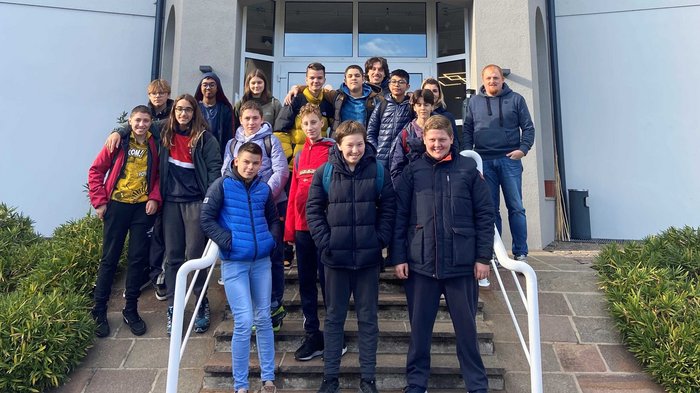 Chi ben s’informa sceglie meglio Gruppo di ragazzi davanti a edificio con scritta elektro a haller