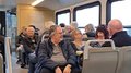 Viaggio autunnale degli artigiani anziani di lvh.apa: puro divertimento e panorama svizzero Diverse persone anziane sedute e conversano in una carrozza del treno.