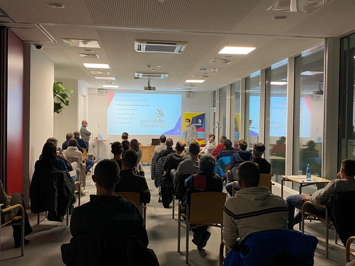 Kick-off-Meeting: Das erste Treffen zum Abenteuer Shanghai Menschen in einem Raum bei einer Präsentation zu WorldSkills Shanghai 2022