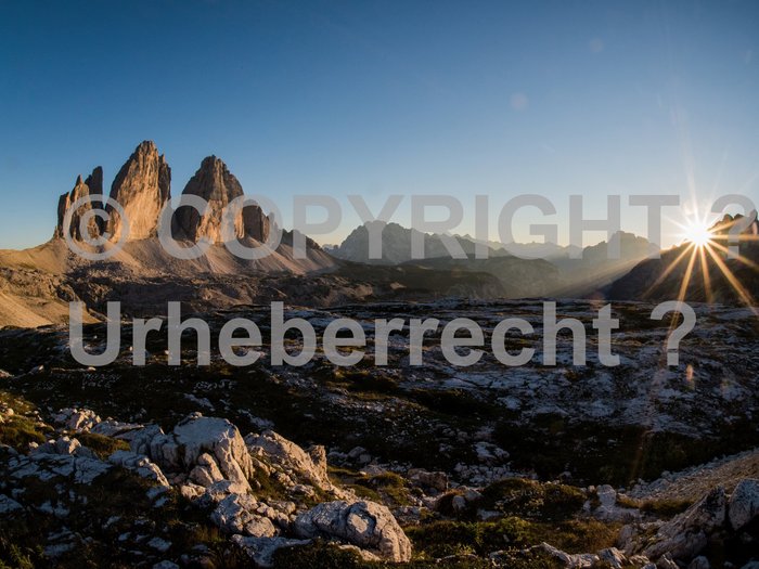 Come funziona il diritto d’autore? Tramonto sulle iconiche formazioni rocciose delle Tre Cime di Lavaredo nelle Dolomiti