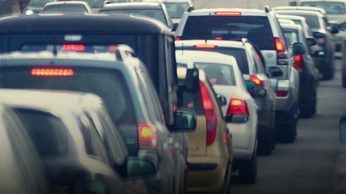 Verkehrsführung auf der Luegbrücke der A 13 Brennerautobahn ab 2025 Dichter Fahrzeugstau auf mehrspuriger Straße mit mehreren Autos