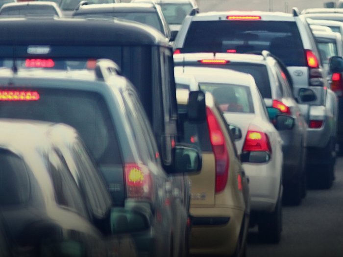 Verkehrsführung auf der Luegbrücke der A 13 Brennerautobahn ab 2025 Dichter Fahrzeugstau auf mehrspuriger Straße mit mehreren Autos