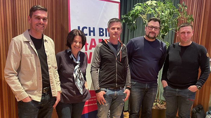 Das Handwerk in St. Pankraz engagiert sich für die Gemeindewahlen Fünf Personen vor einem Banner und einer Pflanze in einem Raum