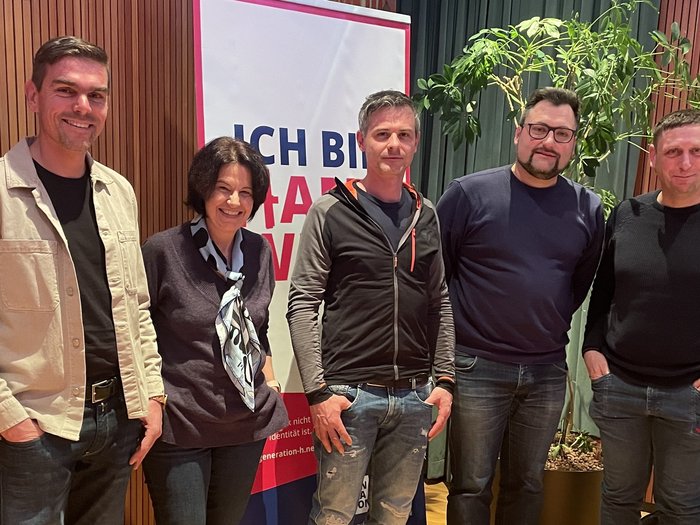 L’impegno dell’artigianato di San Pancrazio per le elezioni comunali Cinque persone davanti a uno striscione e una pianta in una stanza