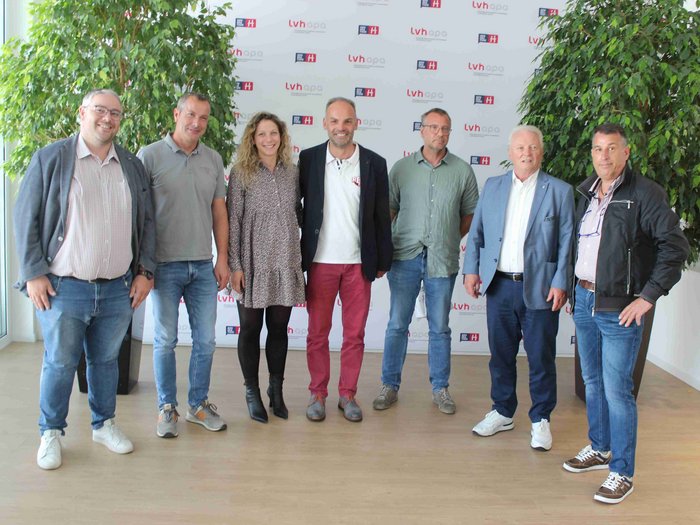 Viele Ehrengäste bei der Jahresversammlung Sieben Personen stehen vor einem LVH-Hintergrund in einem hellen Raum mit Pflanzen