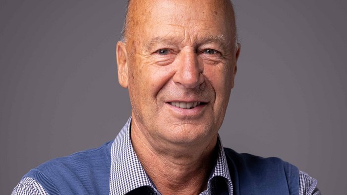 La consulta provinciale degli artigiani anziani di lvh.apa sceglie la presidenza Primo piano di uomo anziano con maglione blu e camicia a quadri su sfondo grigio