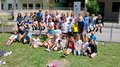 Mit Faden, Fantasie und Fingerfertigkeit – Die KidsAcademy in Brixen macht Handwerk erlebbar Gruppenfoto von Kindern und einem Erwachsenen vor einer Berufsschule im Sonnenschein