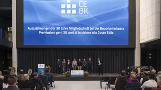 News Auszeichnung für 30 Jahre Mitgliedschaft bei Bauarbeiterkasse auf Bühne mit Publikum
